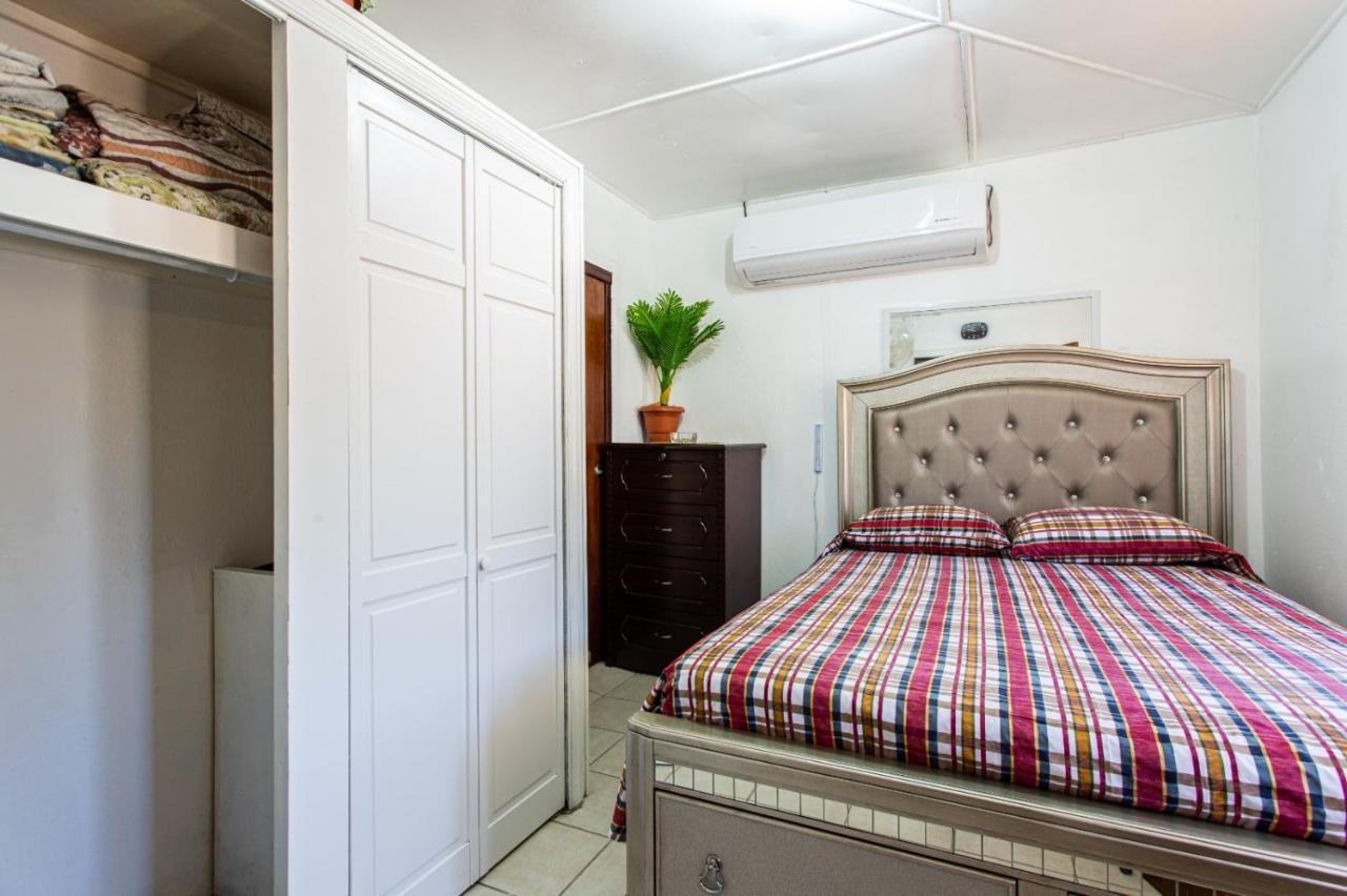 Moonlight Cottage East End Village Extérieur photo