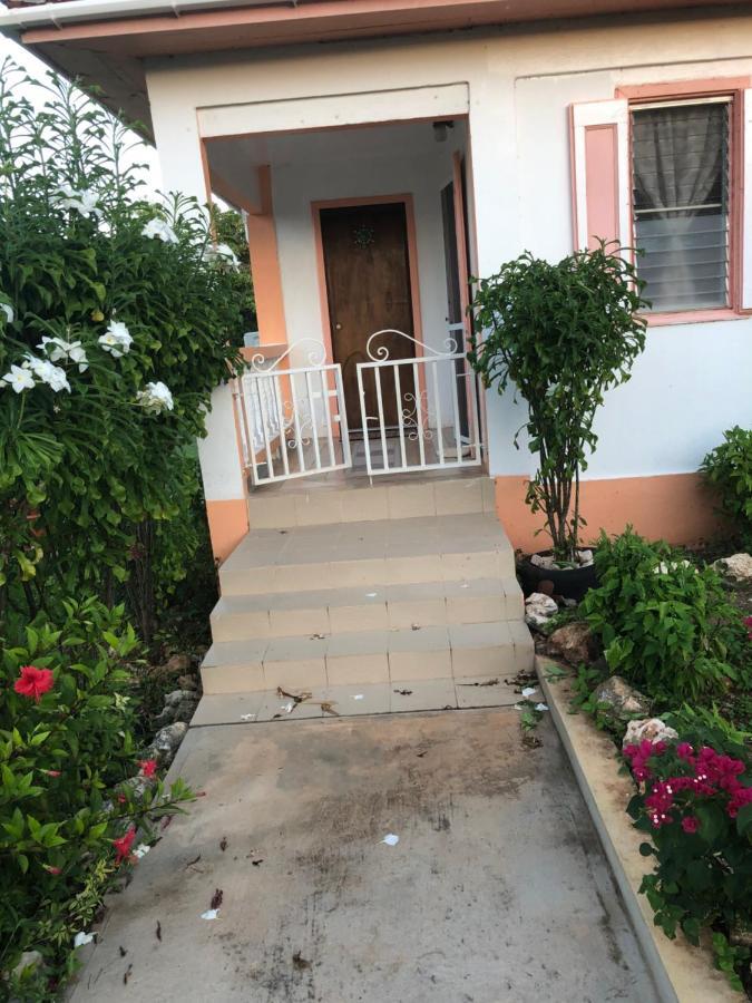 Moonlight Cottage East End Village Extérieur photo